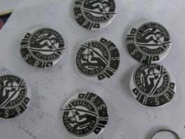 Chapas con el logo de la RSP