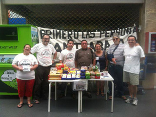 Mesa informativa y recogida de alimentos y material escolar. 04/07/2013 Red de Solidaridad de Fuenlabrada