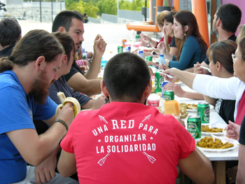 La RSP compartiendo la paella popular. (Foto: Francisco Lavado)