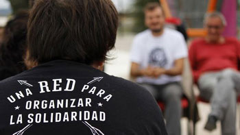 Un joven con la camiseta de la Red de la Solidaridad.