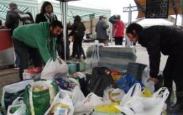 El portavoz de IU, Jorge Crespo, y varios voluntarios recogieron los alimentos en el parque de Cros